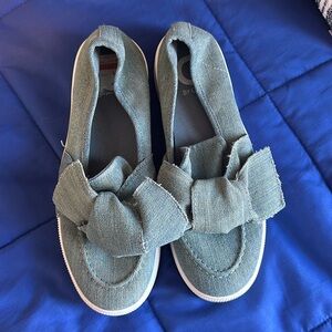 Denim Platform Sneaker with Bow by Guess size 8.5